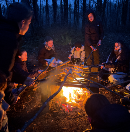 Konfi-Gruppe am Lagerfeuer